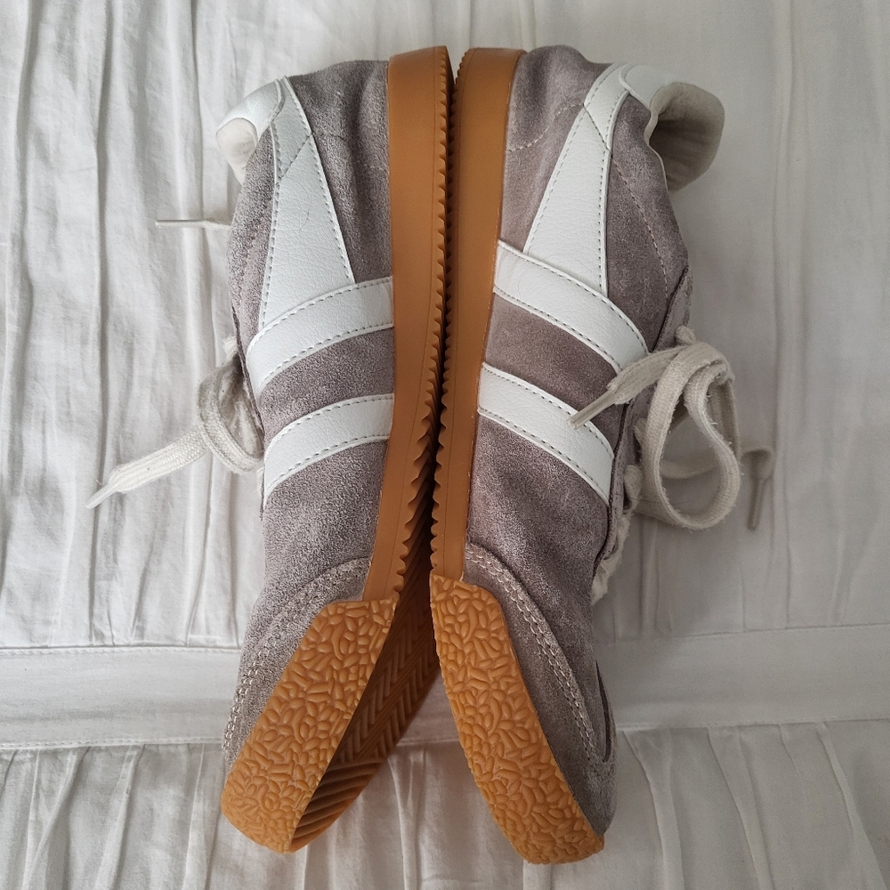 Gola Women's Gray Suede Sneakers with White Stripes and Gum Sole - Picture 5 of 10